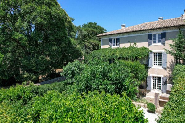 Propriété de caractère de 270 m2 avec cour, jardin et bassin