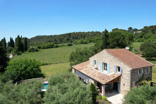 Demeure de caractère avec jardin et piscine à 3,5 km d’Uzès