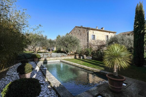 Propriété de village du XIXe pétrie de charme, de 246 m2 avec piscine