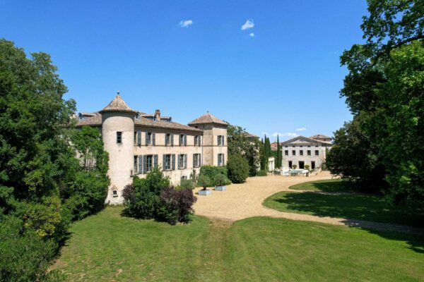 14th-C château, remodeled in the 18th C., set within an exceptional 7-hectare park.
