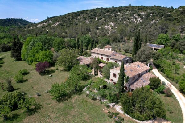 Domaine du XVIIIe au cœur d’un environnement naturel exceptionnel à 13 km d’Uzès