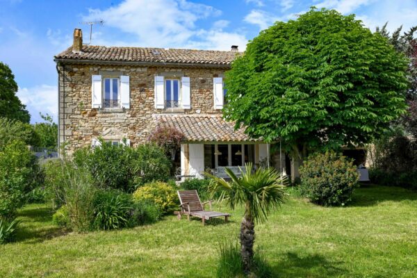 Très beau mas de village de 230 m2 avec jardin et piscine