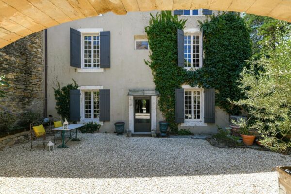 Propriété de caractère de 270 m2 avec cour, jardin et bassin