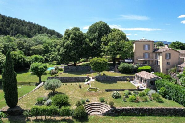 Remarquable bastide provençale de 368 m2 sur un parc de 3ha 59, nichée au cœur des Cévennes gardoise