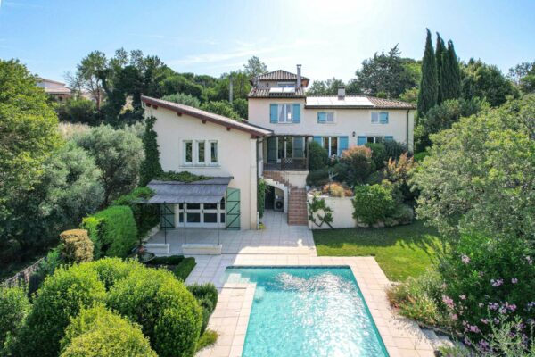 Uzès : Bastide contemporaine de 233 m2 à 1.2 km du centre historique