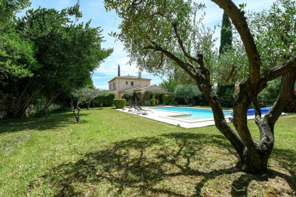 Uzès : Propriété de 145 m2 avec jardin et piscine