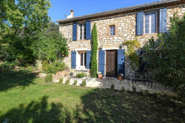 Mas de village du XIXe avec jardin et piscine