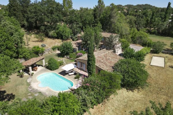 Propriété avec maison d'invités,  piscine et parc