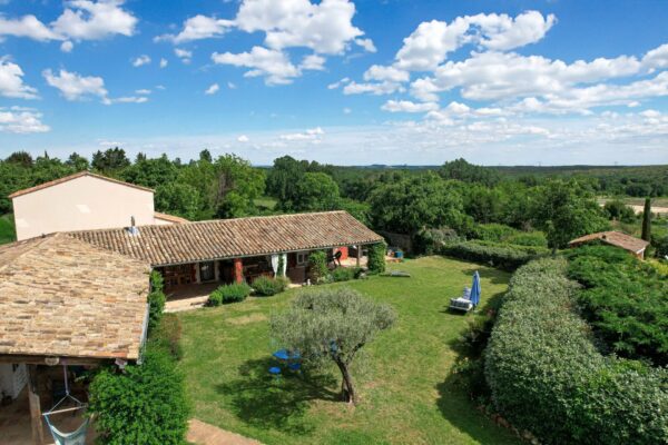 Charmante propriété de 222 m2 avec jardin arboré et piscine