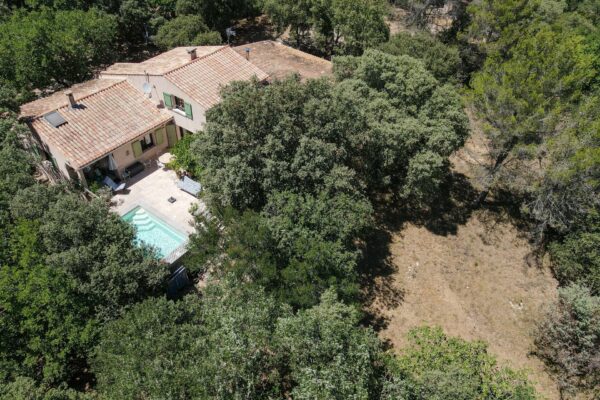 Maison méridionale de 175 m2 avec jardin clos de 4.908 m2 et piscine