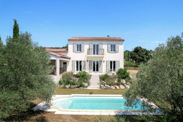 Propriété méridionale surplombant toute la région à 5.5 kms d’Uzès