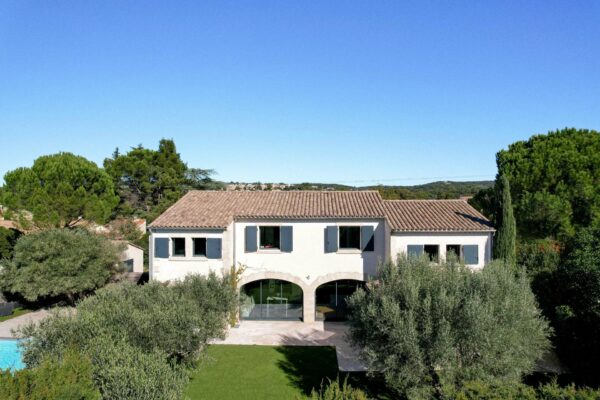 Propriété de 280 m2 avec jardin et piscine à 5 km d’Uzès