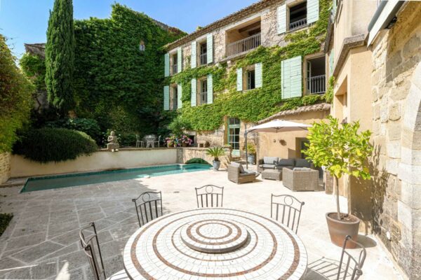 Superbe propriété de 365 m2 au cœur d’un village à 4 kms d’Uzès