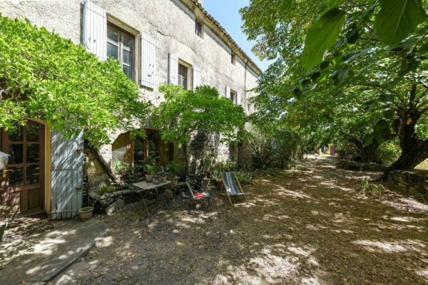 Uzès, emplacement unique : Mas à restaurer