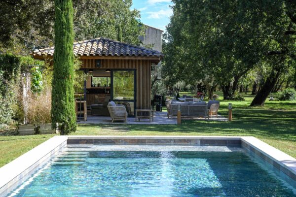 Unique property on a 1h8 park 4 km from the historic centre of Uzès