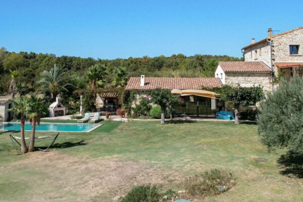 Propriété de 358 m2 avec parc et piscine à 16 km  d’Uzès