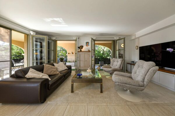 Uzès: Apartment with Terrace in a Secure Residence