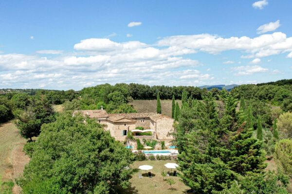 17th-century property covering 547 m2, 3,5 hectare grounds with swimming pool