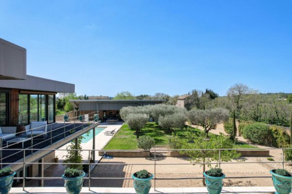 Contemporary 340 m2 Property with Outbuildings and Pool