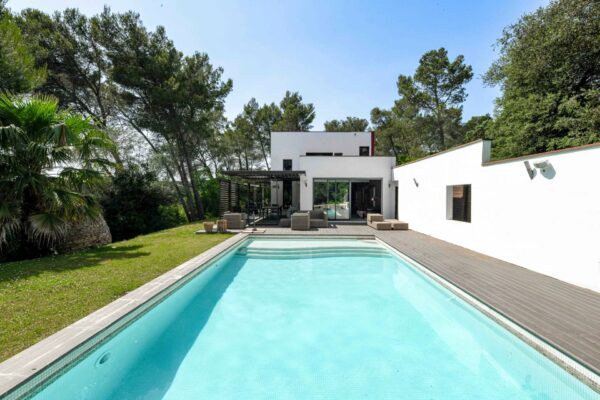 Contemporary property in a quiet environment