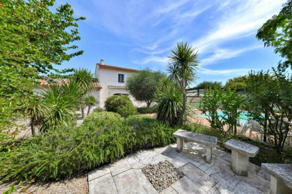 A southern property set in the heart of a beautifully landscaped garden