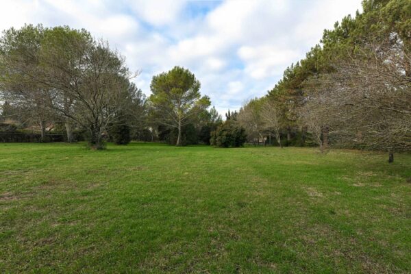 Uzès: Building plot of over 5,000 m2