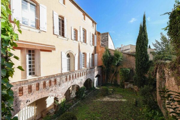 Uzès historic centre: exceptional 690 m2 property with garden