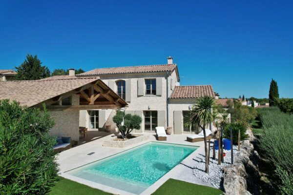 Uzès: a unique property with a garden, pool and views