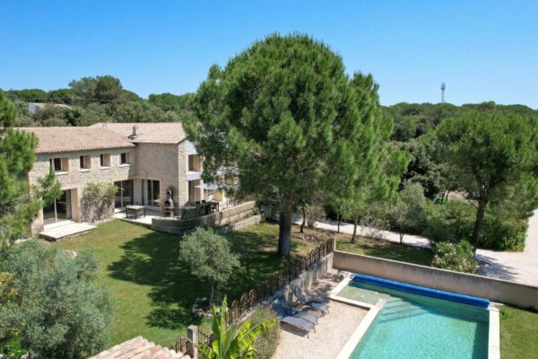 A 150-square-meter southern-style home with a 1,500-square-meter garden featuring a pool and spa