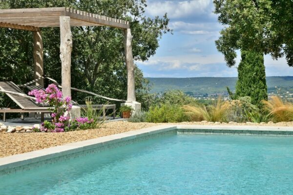 Property with spectacular views, wooded park and pool 5 km from Uzès