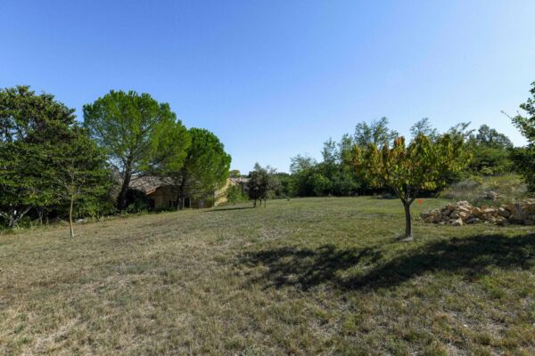 Terrain constructible de 563 m2 au calme, à 14 km d’Uzès