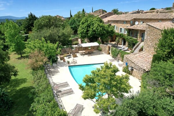 Superbly restored 18th-C property with garden and pool